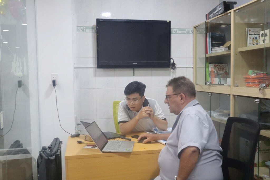Thầy Nhật trao đổi